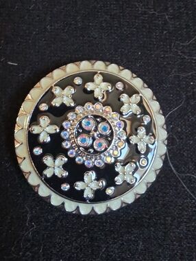STYLE DOTS Black and Cream Floral Crystal Round Snap -  Women Jewelry